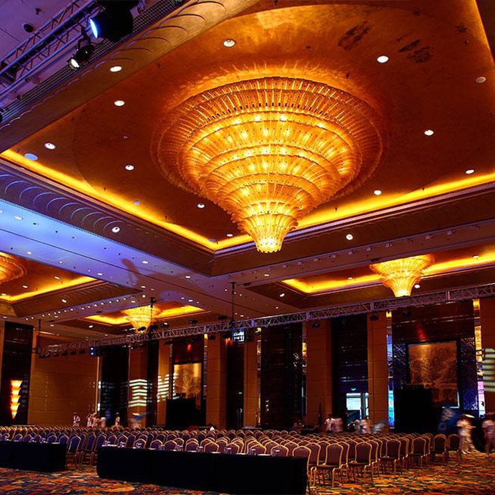 European luxury dome-style multi-layer crystal chandelier, with a golden metal frame and transparent crystal layered structure, featuring bright and grand light, combining main lighting and space decoration functions, suitable for large-scale commercial spaces such as hotel banquet halls, high-end clubs, and large conference halls.