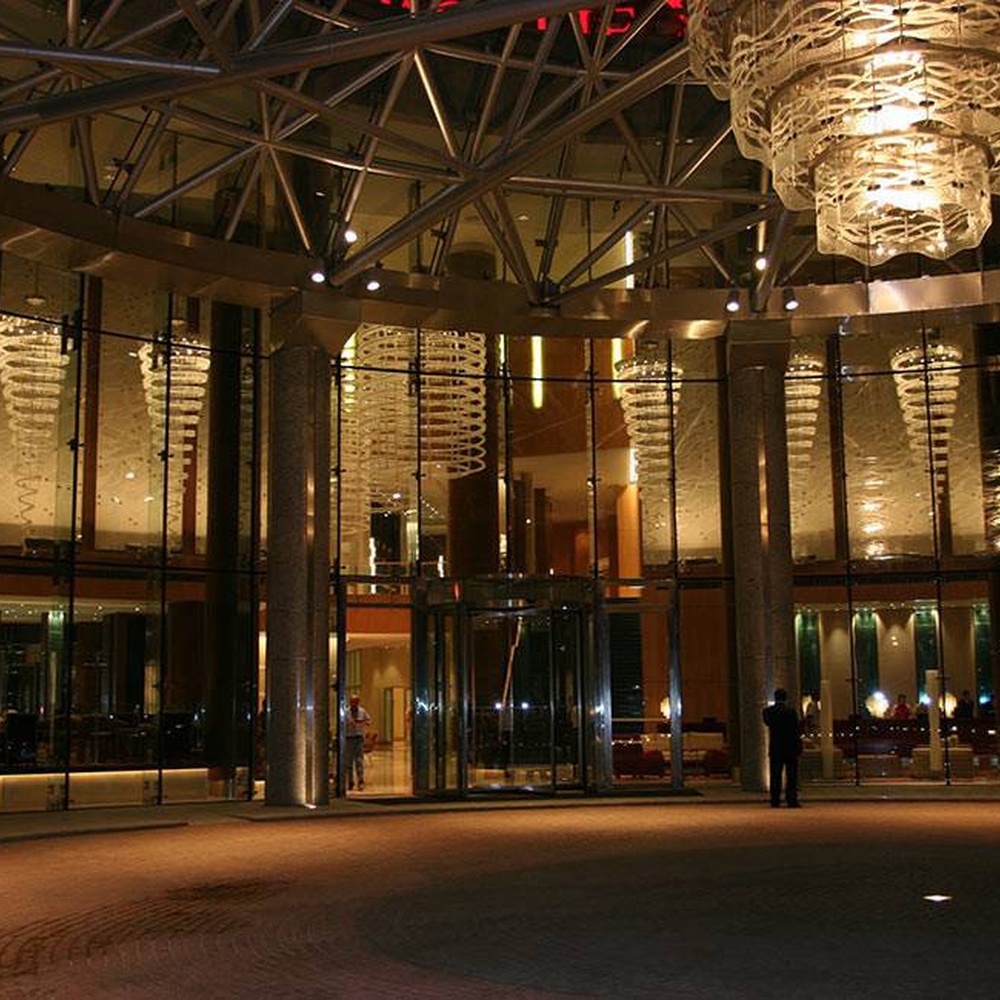 Modern luxury spiral crystal chandelier, made of stacked crystal strips and metal structure to create a suspended tornado shape with strong visual impact. It combines artistic decoration and main lighting functions, suitable for hotel lobbies, high-end clubs, high-ceiling office spaces and other venues.