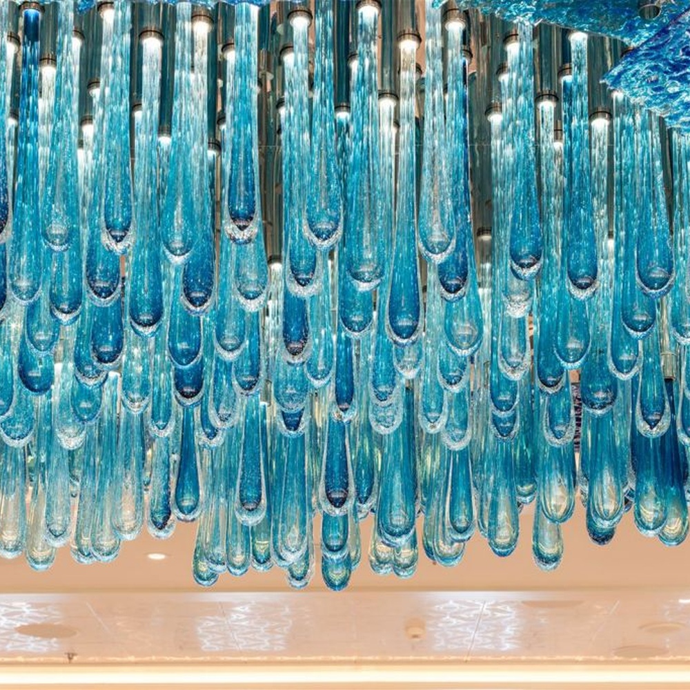 Modern artistic ocean blue gradient crystal ceiling lamp group, made of blue gradient crystal to create a large-area ceiling-mounted structure and central hanging shape, combining decorative and main lighting functions, suitable for large-scale commercial spaces such as hotel banquet halls, high-end clubs, and art exhibition halls.