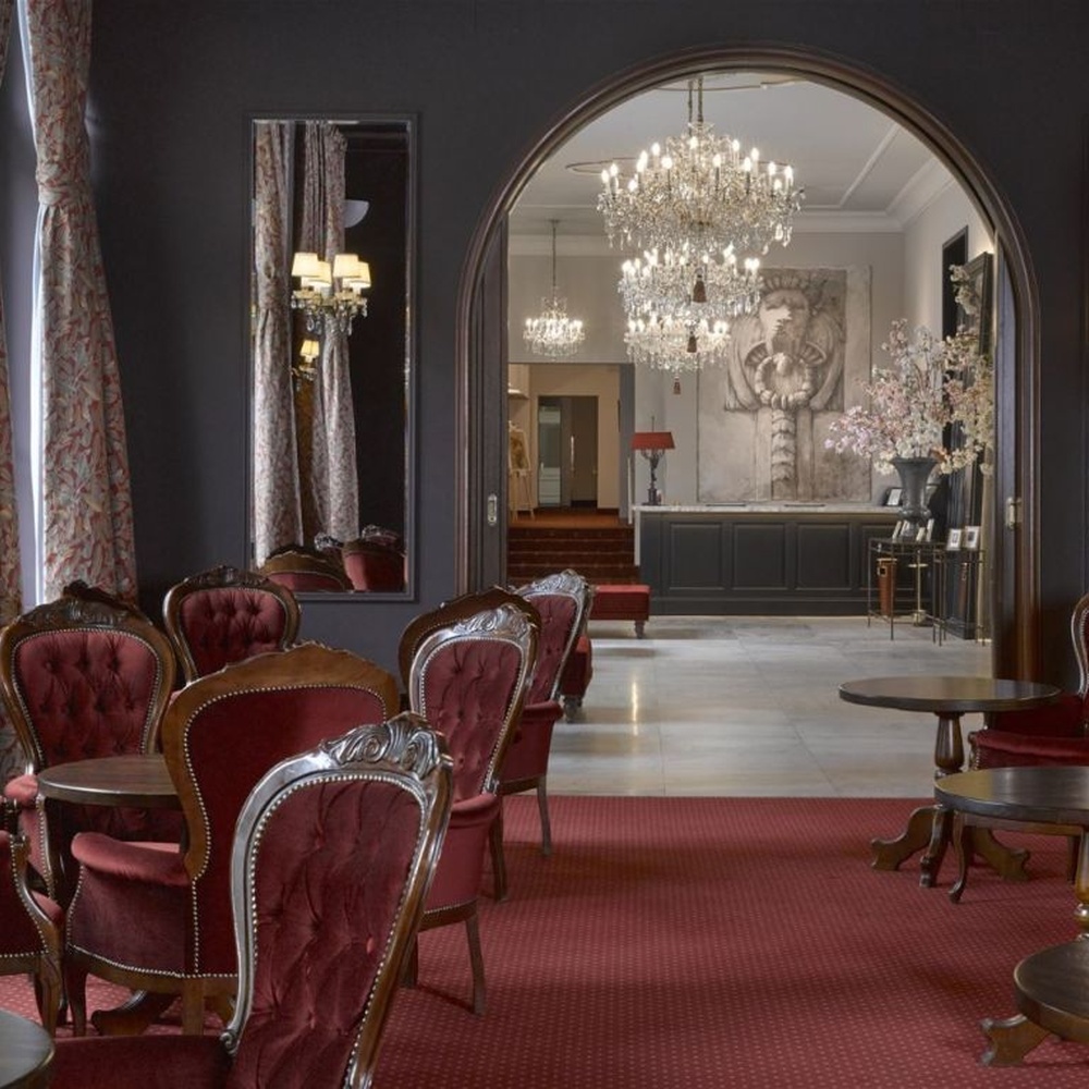 This European court-style multi-layer crystal chandelier features a gold metal frame paired with dense faceted crystals and candle-shaped lamp heads, with light refracting a brilliant halo through the crystals, serving both lighting and decorative purposes, suitable for luxury spaces such as high-end restaurants and hotel lobbies.