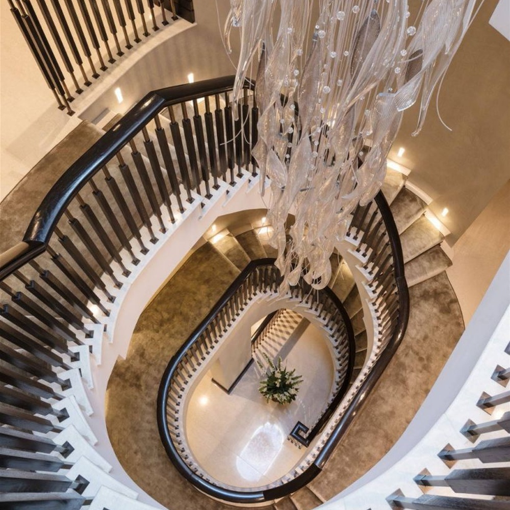 Modern artistic feather-shaped hanging crystal chandelier, composed of layered transparent crystal strips and spherical crystals, with a light feather-like appearance, combining artistic decoration and main lighting functions, suitable for large-scale spaces such as villa high-ceiling staircases, hotel lobbies and high-end clubs.