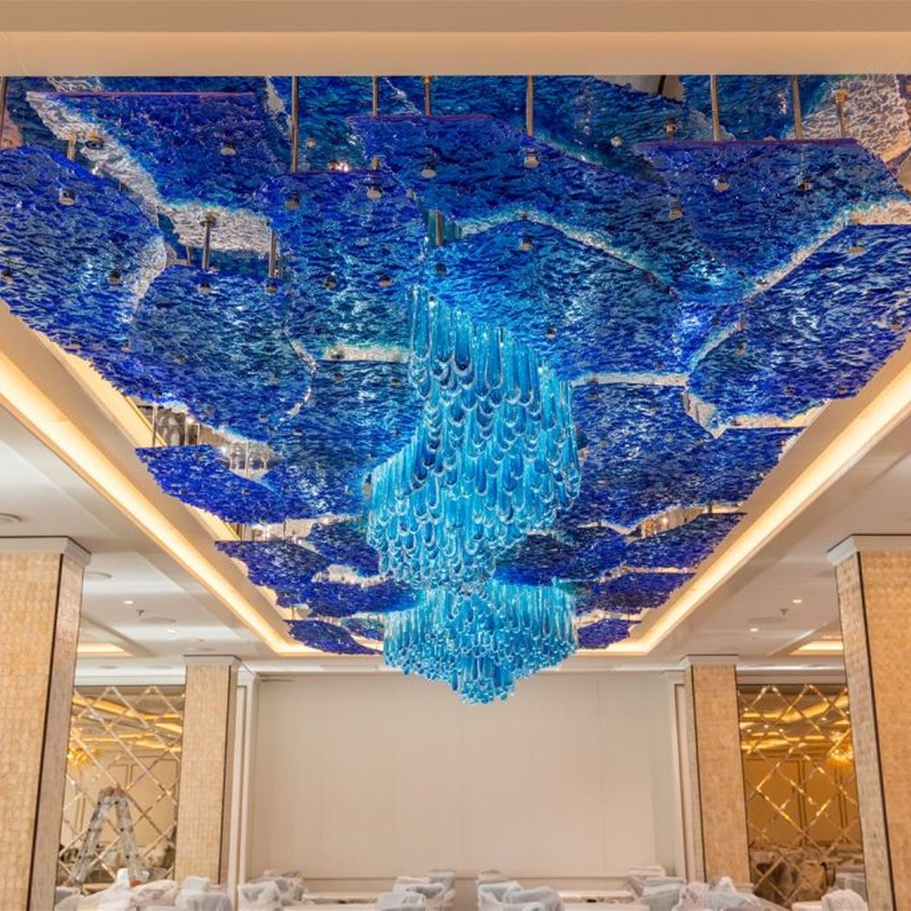 Modern artistic ocean blue gradient crystal ceiling lamp group, made of blue gradient crystal to create a large-area ceiling-mounted structure and central hanging shape, combining decorative and main lighting functions, suitable for large-scale commercial spaces such as hotel banquet halls, high-end clubs, and art exhibition halls.