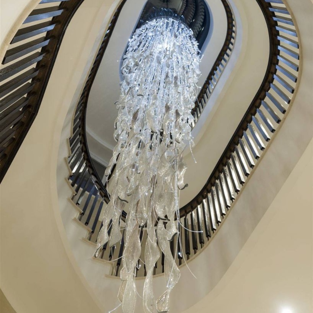 Modern artistic feather-shaped hanging crystal chandelier, composed of layered transparent crystal strips and spherical crystals, with a light feather-like appearance, combining artistic decoration and main lighting functions, suitable for large-scale spaces such as villa high-ceiling staircases, hotel lobbies and high-end clubs.