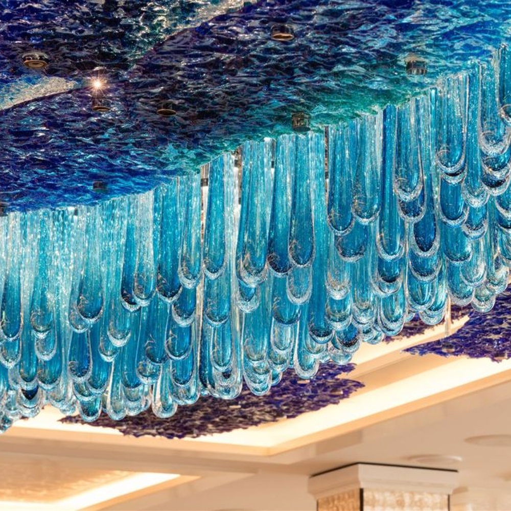 Modern artistic ocean blue gradient crystal ceiling lamp group, made of blue gradient crystal to create a large-area ceiling-mounted structure and central hanging shape, combining decorative and main lighting functions, suitable for large-scale commercial spaces such as hotel banquet halls, high-end clubs, and art exhibition halls.