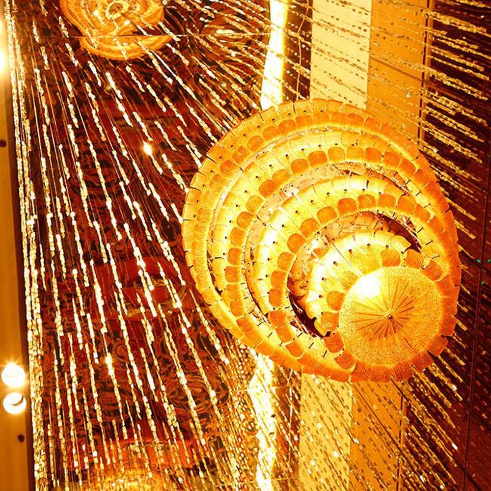 European luxury dome-style multi-layer crystal chandelier, with a golden metal frame and transparent crystal layered structure, featuring bright and grand light, combining main lighting and space decoration functions, suitable for large-scale commercial spaces such as hotel banquet halls, high-end clubs, and large conference halls.