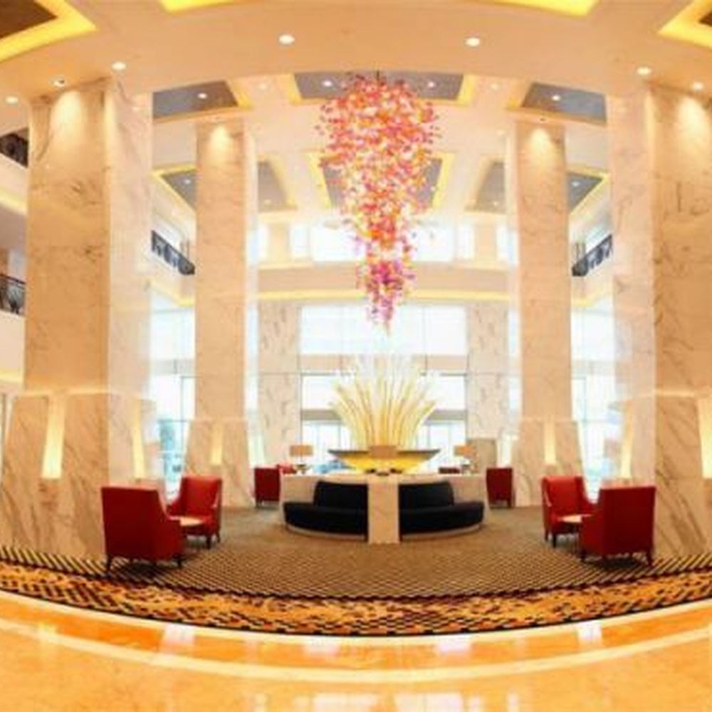 Modern artistic flower cluster-shaped hanging chandelier, with pink-orange gradient crystal/acrylic petals stacked into a full flower cluster shape, combining artistic decoration and main lighting functions, suitable for high-ceiling large-scale spaces such as hotel lobbies, high-end clubs, and commercial atriums.
