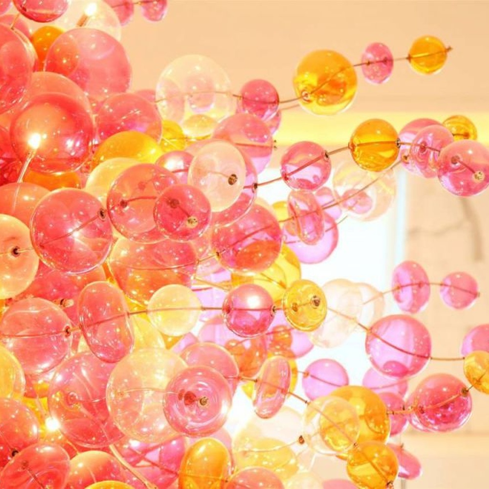 Modern artistic flower cluster-shaped hanging chandelier, with pink-orange gradient crystal/acrylic petals stacked into a full flower cluster shape, combining artistic decoration and main lighting functions, suitable for high-ceiling large-scale spaces such as hotel lobbies, high-end clubs, and commercial atriums.

