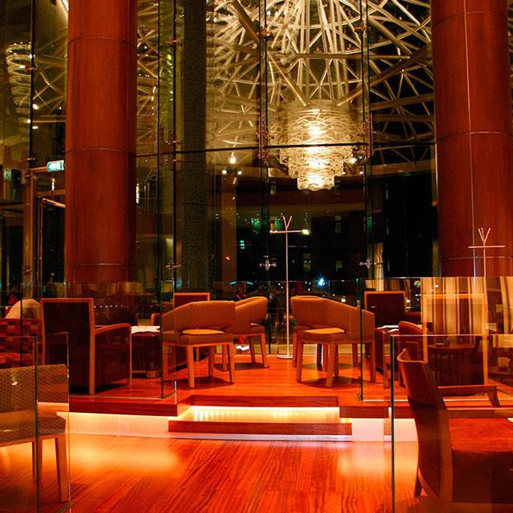 Modern luxury spiral crystal chandelier, made of stacked crystal strips and metal structure to create a suspended tornado shape with strong visual impact. It combines artistic decoration and main lighting functions, suitable for hotel lobbies, high-end clubs, high-ceiling office spaces and other venues.