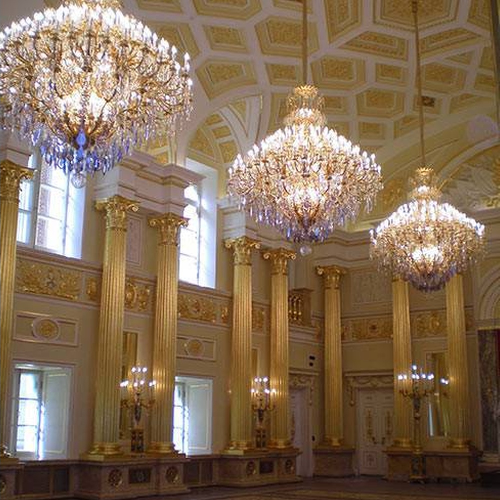European palace-style multi-layer crystal chandelier, with a golden retro metal frame and brilliant crystal decorations, featuring a gorgeous and solemn appearance, combining main lighting and space decoration functions, suitable for palace exhibition halls, high-end clubs, luxury villas and other European-style spaces.