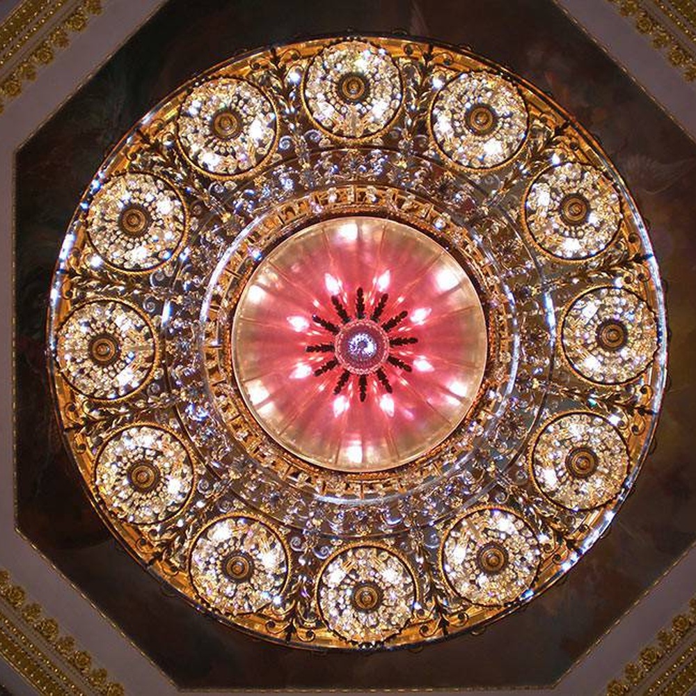 European palace-style multi-layer crystal chandelier, with a golden retro metal frame and brilliant crystal decorations, featuring a gorgeous and solemn appearance, combining main lighting and space decoration functions, suitable for palace exhibition halls, high-end clubs, luxury villas and other European-style spaces.