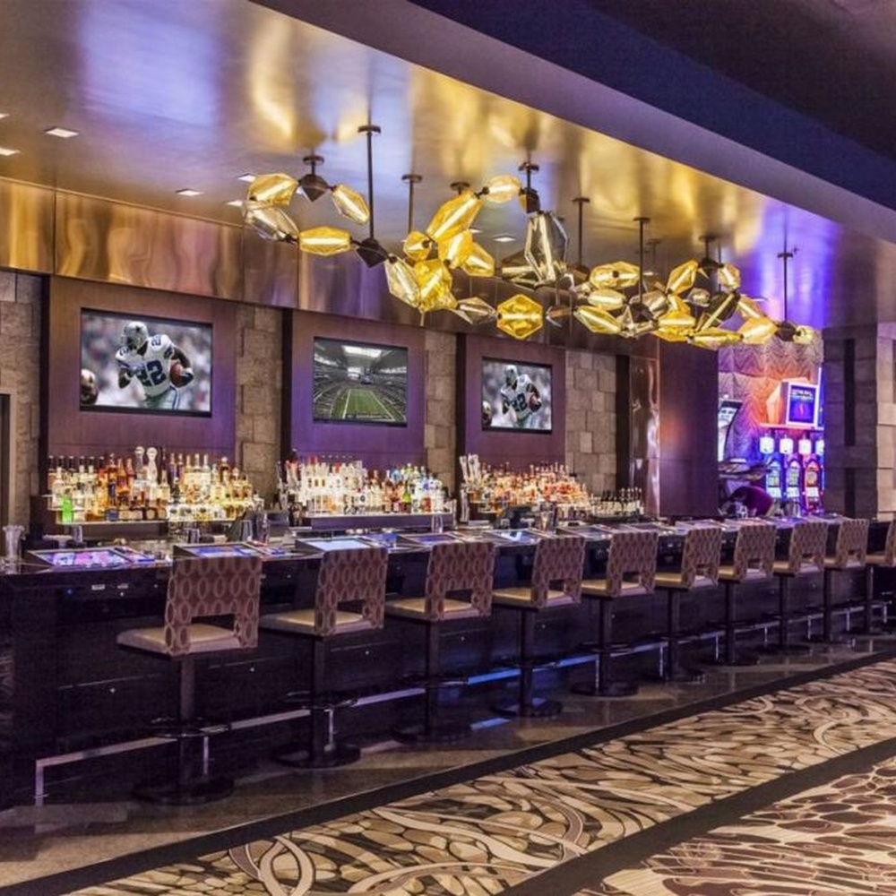 This modern art liuli chandelier features black metal brackets connecting irregular golden liuli leaves, with transparent and soft light, serving both lighting and decorative purposes, suitable for modern entertainment commercial spaces such as bars and high-end clubs.