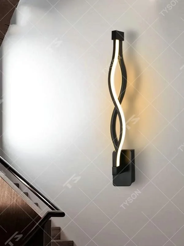This is a modern minimalist spiral-shaped wall lamp, designed with a metal frame and warm light strip, featuring a flexible and linear shape, and showing a stylish and elegant look under warm light. It is used to decorate the wall and provide local lighting, with both aesthetics and practicality. It is suitable for modern home bedrooms, living room feature walls, hotel guest room bedside walls, high-end apartment corridors and other places.