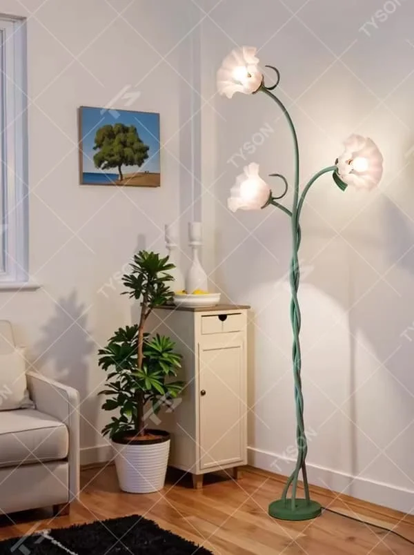 This is a natural artistic flower-shaped floor lamp, with a green spiral metal stand and three white flower-shaped lampshades, featuring a strong natural artistic sense and fresh elegant style. It is used for space lighting and decoration, creating a natural artistic atmosphere. It is suitable for pastoral-style home living rooms, homestay leisure areas, art studios and other places.