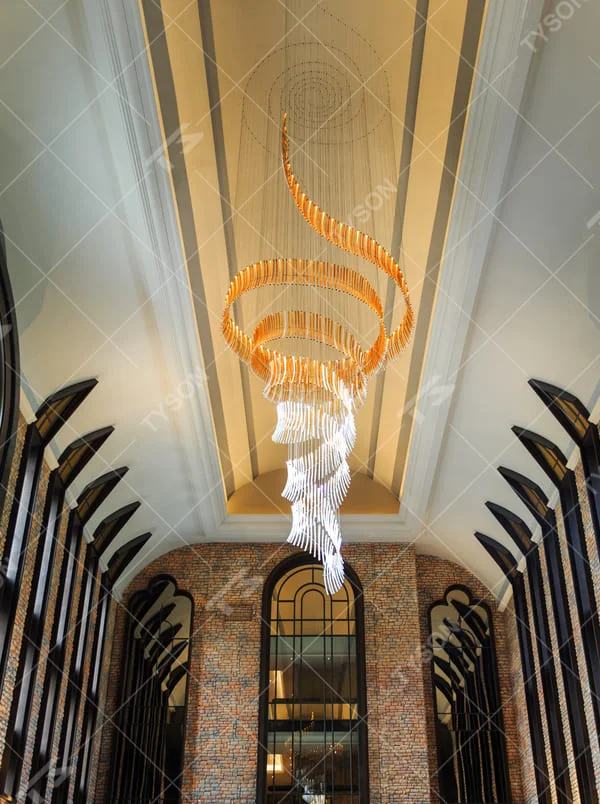 This is an artistic gradient spiral-shaped large chandelier, composed of strip elements gradient from gold to white in a spiral structure, featuring a strong artistic sense and visual impact. It is used for space lighting and artistic decoration, creating a luxurious artistic atmosphere. It is suitable for high-end hotel lobbies, art exhibition halls, double-height areas of luxury villas and other places.