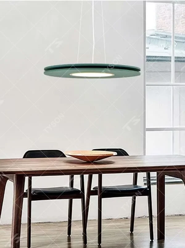 This is a modern minimalist green circular chandelier, with a single-layer circular shape, featuring a minimalist and grand design, modern and fresh style. It is used for space lighting and decoration, creating a minimalist modern and fresh atmosphere. It is suitable for modern minimalist restaurants, Nordic-style home living rooms, art studios and other places.