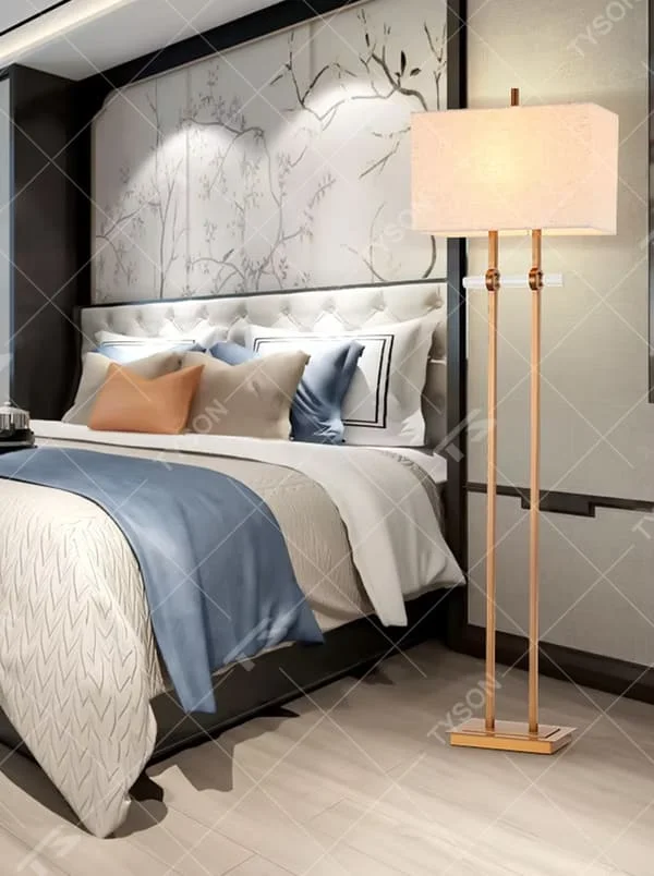 This is a modern minimalist metal double-pole floor lamp, with golden metal double poles and a beige fabric square lampshade, featuring a minimalist and grand design, modern style. It is used for space lighting and decoration, creating a minimalist and warm atmosphere. It is suitable for modern minimalist home bedrooms, living room corners, studies and other places.