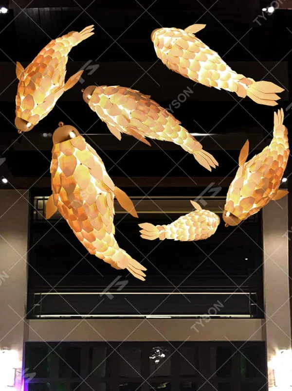 This is an artistic golden fish-shaped chandelier with a golden scale structure in the shape of a fish, featuring a flexible and artistic design. It is used for space lighting and decoration, creating an artistic luxury atmosphere. It is suitable for new Chinese-style home living rooms, creative restaurants, art soft decoration spaces and other places.