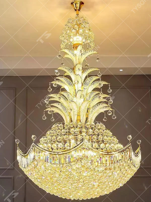This is a luxury artistic crystal chandelier, with a golden metal frame and multi-layer transparent crystals, featuring strong artistic and luxurious sense, brilliant lighting. It is used for space lighting and decoration, creating a high-end luxury atmosphere. It is suitable for luxury villa living rooms, high-end hotel lobbies, banquet halls and other places.