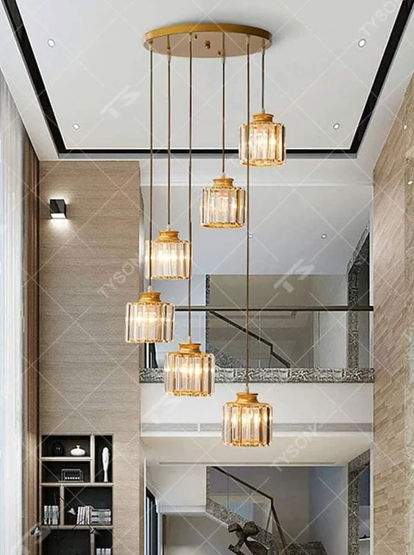 This is a luxury crystal multi-head chandelier with a golden top plate and multiple crystal square cylindrical lampshades, featuring a simple and grand design with luxury texture. It is used for space lighting and decoration, creating a luxurious and warm ambiance. It is suitable for loft-style double-height areas, luxury-style home living rooms, high-end apartment living areas and other places.