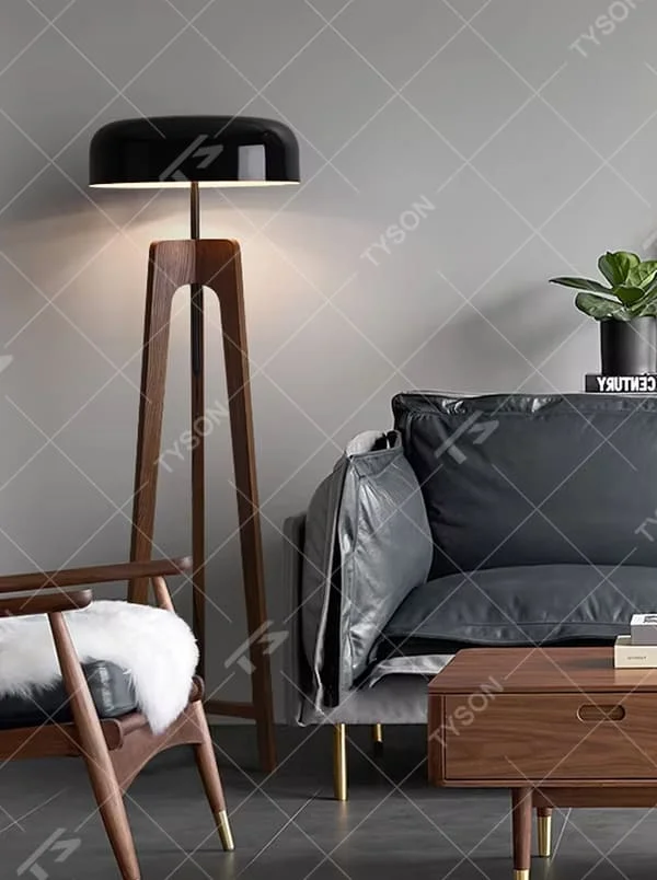 This is a modern retro-style wooden floor lamp, with a dark wooden tripod stand and a black dome lampshade, featuring a minimalist retro design with high-quality texture. It is used for space lighting and decoration, creating a warm retro modern atmosphere. It is suitable for modern retro-style home living rooms, designer studios, leisure reading areas and other places.