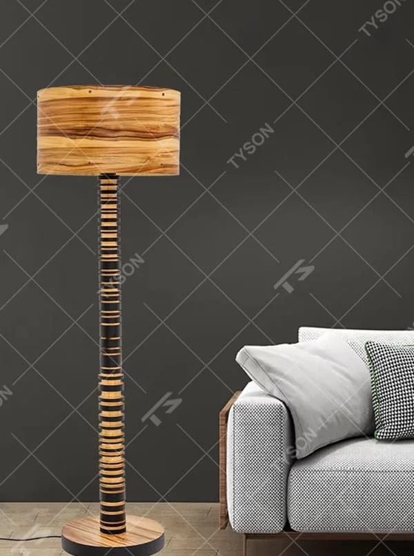 This is a natural retro-style wooden floor lamp, with a stand of alternating black and natural wood stripes and a wooden cylindrical lampshade, featuring a natural retro design and unique texture. It is used for space lighting and decoration, creating a natural and warm retro atmosphere. It is suitable for natural-style home living rooms, homestay leisure areas, art studios and other places.