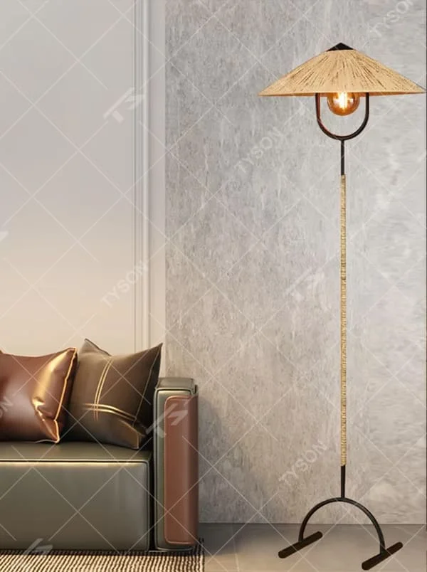 This is a retro-style woven floor lamp, with a black metal stand (curved base) and a woven-textured conical lampshade, featuring a retro bulb design, natural retro style and unique texture. It is used for space lighting and decoration, creating a warm retro natural atmosphere. It is suitable for retro-style home living rooms, leisure areas, art studios and other places.