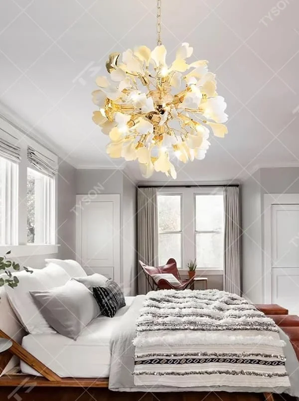 This is an artistic flower-shaped chandelier with a golden metal frame and white petal-shaped lampshades, featuring a fresh and elegant design with strong artistic sense. It is used for space lighting and decoration, creating a luxurious and elegant ambiance. It is suitable for luxury-style home living rooms, art foyers, high-end restaurants and other places.