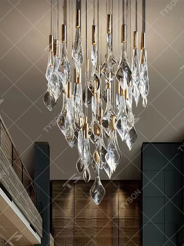 This is an artistic modern-style transparent glass water-drop chandelier, with numerous irregular transparent glass water-drop shapes, paired with golden metal details, hanging in a scattered manner by thin wires. It features a strong sense of art and visual hierarchy, with soft light refraction. It is used for space lighting and artistic decoration, creating a modern artistic and ethereal atmosphere. Suitable for high-end hotel lobbies, art exhibition halls, high-ceiling spaces in luxury villas and other places.