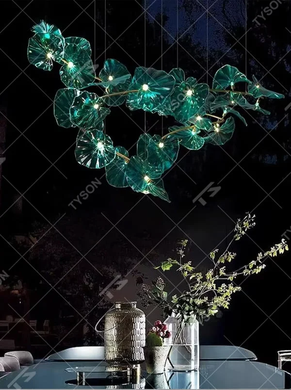 This is a natural artistic green glass leaf chandelier, with transparent green glass leaves and metal branches, featuring strong natural artistic sense, and the lights are like twinkling stars. It is used for space lighting and decoration, creating a natural and luxurious atmosphere. Suitable for high-end creative restaurants, art hotel lobbies, new Chinese-style living rooms and other places.