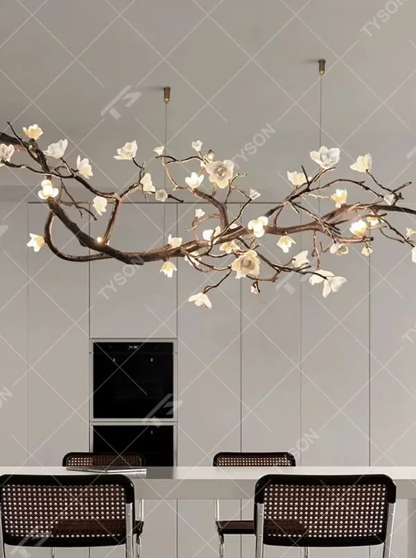 This is a natural artistic flower branch chandelier, with metal branches and white flower shapes, featuring a strong natural artistic sense and elegant fresh style. It is used for space lighting and decoration, creating a natural artistic atmosphere. It is suitable for new Chinese-style home restaurants, homestay leisure areas, artistic-style living rooms and other places.