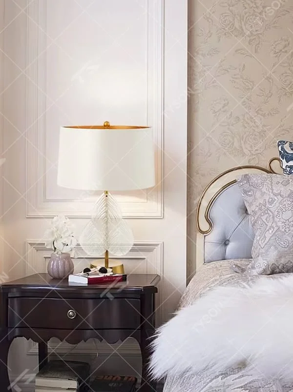 This is a light luxury artistic-style gold and white leaf-decorated table lamp, with a golden metal lampshade and base, paired with transparent leaf-shaped decorations (with texture). It features an exquisite light luxury design, with warm and soft lighting. It is used for local desktop lighting and decoration, creating a light luxury artistic atmosphere. Suitable for light luxury-style bedroom bedside tables, modern minimalist living room side tables, high-end home studies and other places.