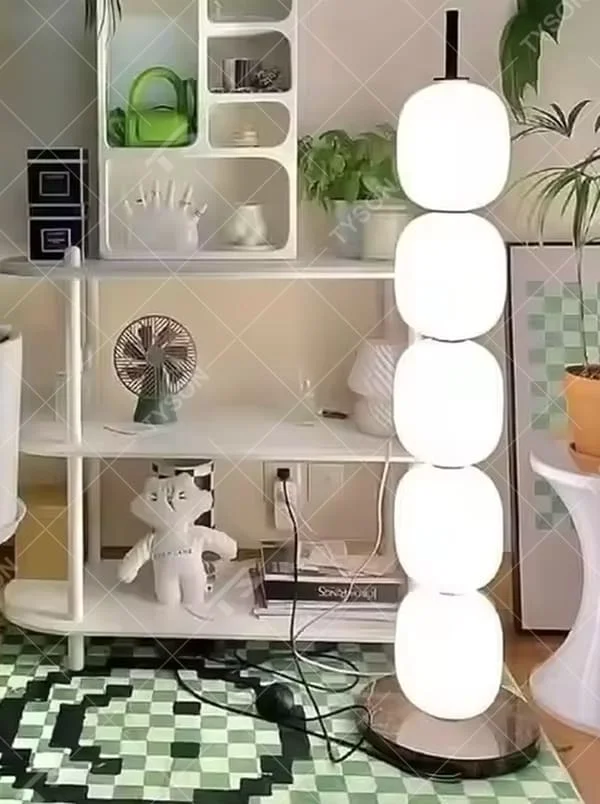 This is a modern minimalist multi-layer spherical glass floor lamp, with a black base and multiple white spherical glass lampshades stacked vertically. It features a minimalist and grand design, with soft and uniform lighting. It is used for space ambient lighting and decoration, creating a modern minimalist and warm atmosphere. Suitable for modern minimalist living rooms, Nordic-style homes, art studios and other places.