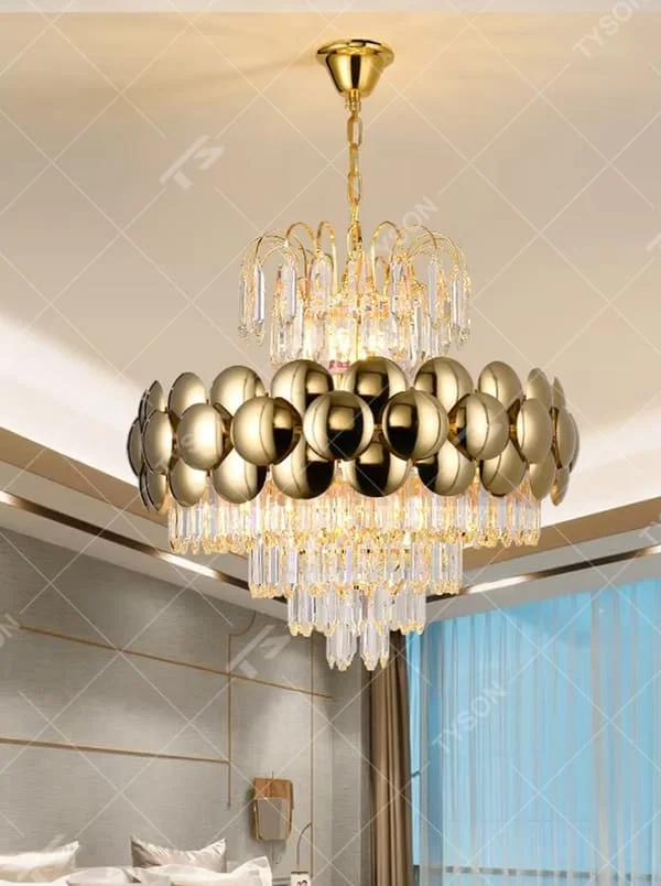 This is a luxurious modern-style golden spherical crystal multi-layer chandelier, combining golden metal spherical elements with multi-layer crystals. It features a grand and luxurious design with brilliant lighting. It is used for space lighting and decoration, creating a high-end luxurious atmosphere. Suitable for light luxury-style restaurants, luxury living rooms, high-end hotel banquet halls and other places.