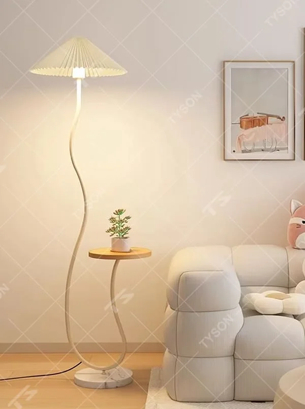 This is a warm minimalist curved floor lamp, equipped with a pleated lampshade, marble base and small side table. The lamp pole has a soft curved shape, and the lighting is soft and warm, with both lighting and storage functions.