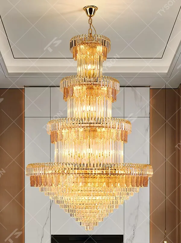 Luxurious multi-layer gradient crystal tower chandelier, golden metal frame paired with gold-transparent gradient crystal pendants, brilliant and gorgeous lighting, creating a high-end luxurious atmosphere.
