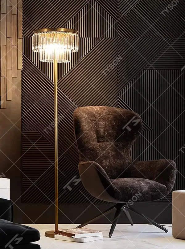 This is a light luxury luxurious crystal ring floor lamp, with a golden metal pole paired with a circular transparent crystal lampshade. The design is exquisite and grand, with brilliant and soft lighting, creating a high-end light luxury atmosphere.