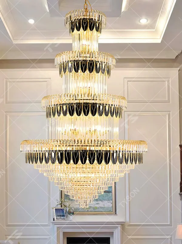 Luxurious multi-layer black-gold decorative crystal chandelier, golden frame paired with transparent crystals and black decorative pieces, brilliant and gorgeous lighting, creating a high-end luxurious atmosphere.