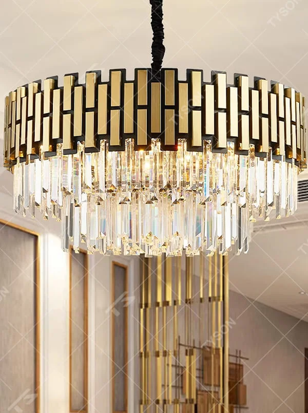 Light luxury black-gold strip frame circular crystal chandelier, decorated with pendant transparent crystal strips, brilliant and gorgeous lighting, creating a high-end light luxury atmosphere.