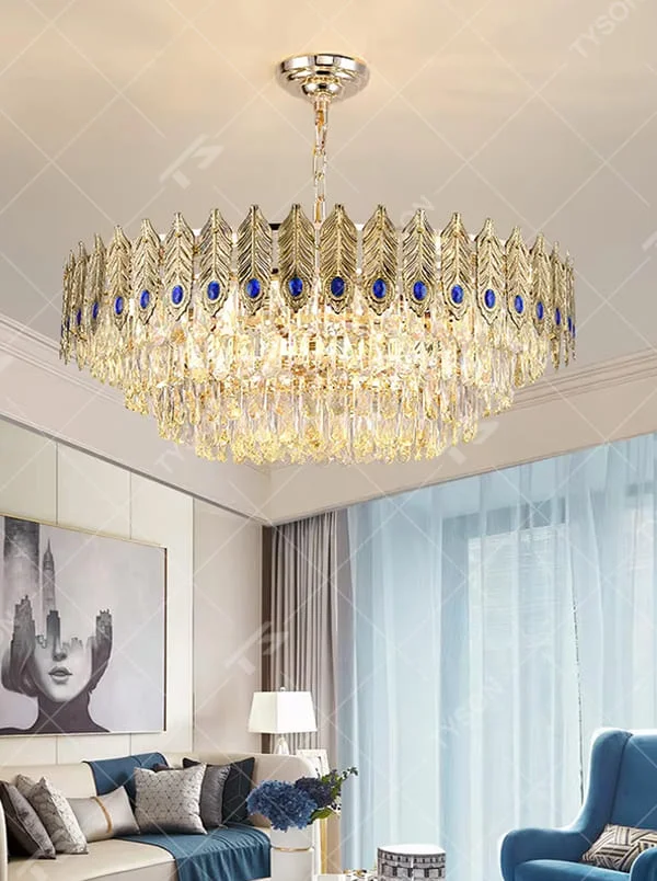 Luxurious peacock feather-shaped crystal chandelier, golden feather decorations + blue eye-like accents + crystal pendants, brilliant lighting, creating an elegant luxurious atmosphere.