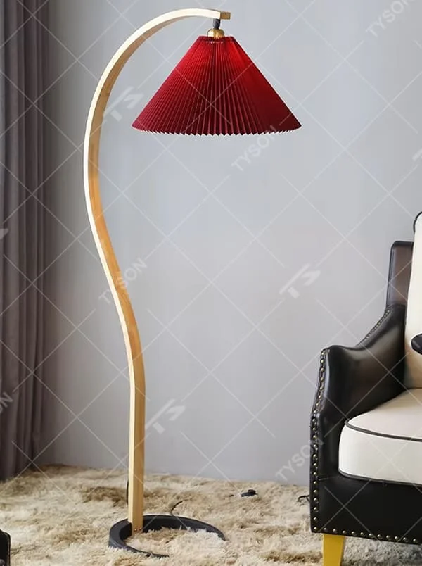 Vintage-style curved wooden red pleated floor lamp, red fabric pleated lampshade + light-colored wooden curved lamp pole + black base, soft and warm lighting, creating a vintage elegant atmosphere.