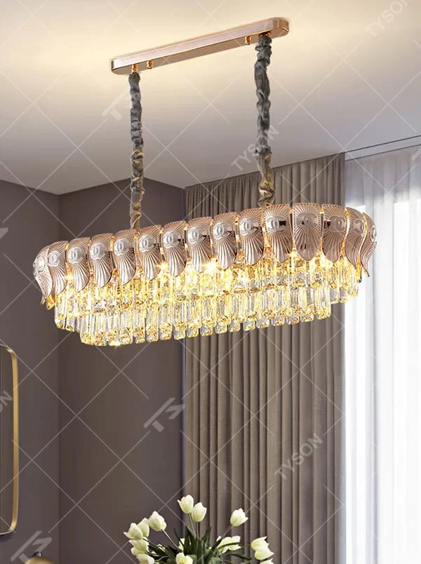 Light luxury rose gold decorative crystal chandelier, woven chain hanging + fan-shaped texture decorative frame + crystal pendants, brilliant and gorgeous lighting, creating a high-end light luxury atmosphere.
