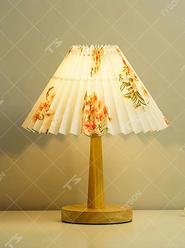 Pastoral fresh-style wooden floral pleated table lamp, wooden lamp pole + base paired with floral-patterned pleated fabric lampshade, soft and warm lighting, creating a natural elegant atmosphere.