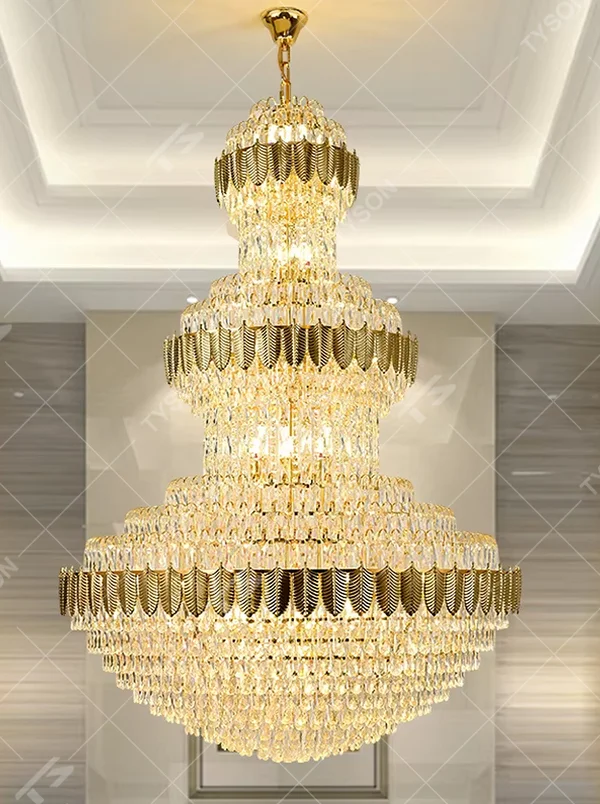 Luxurious multi-layer tower-shaped gold leaf decorative crystal chandelier, golden frame paired with leaf decorations and dense crystal pendants, brilliant and gorgeous lighting, creating a high-end luxurious atmosphere.