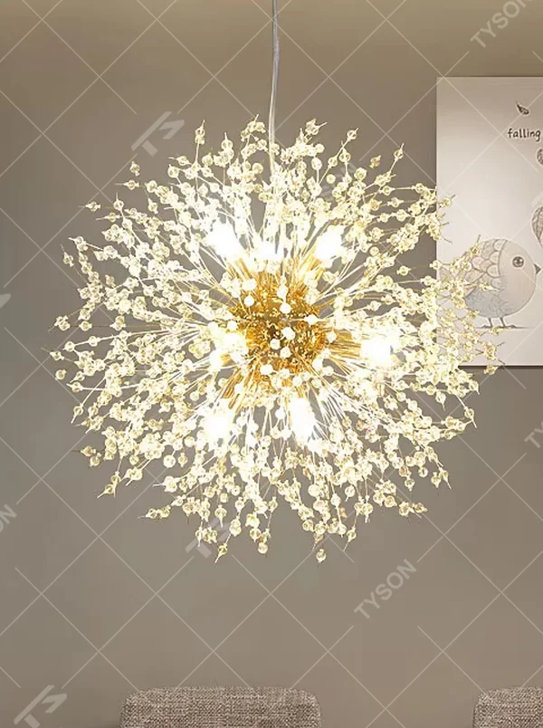 Light luxury art dandelion-shaped cluster chandelier, golden core + transparent slender decorative pieces + multi-bulbs, soft warm light like starlight, creating a light luxury art living room atmosphere.
