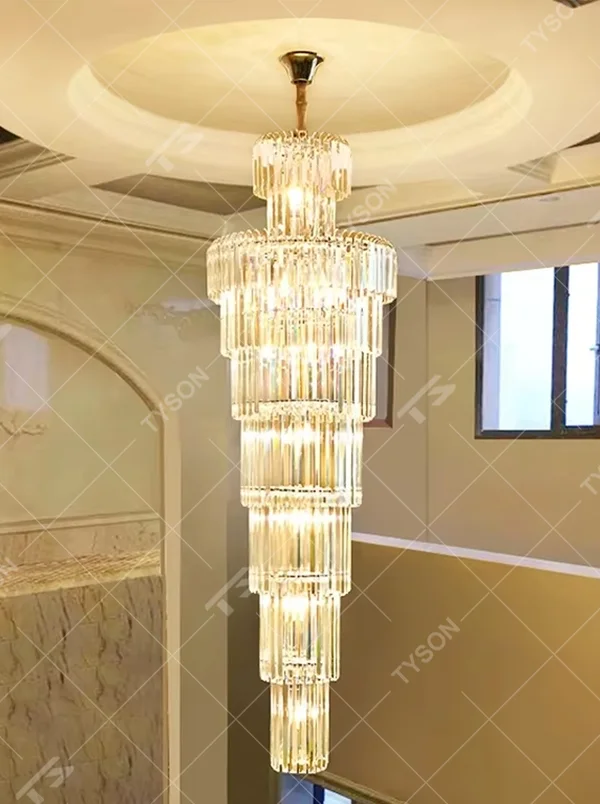 Vintage luxurious multi-layer crystal column high-ceiling chandelier, stacked transparent long crystal column shape + brilliant refraction light effect, creating a vintage noble high-ceiling space atmosphere.