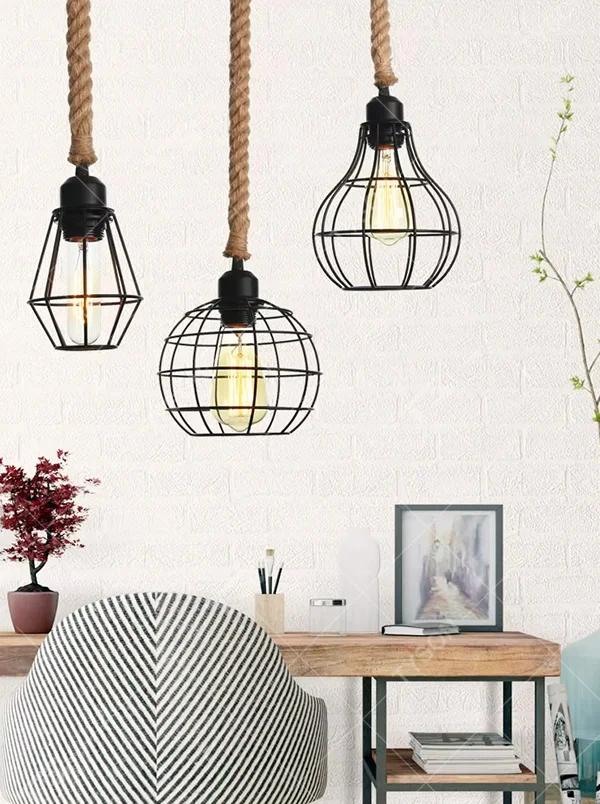 Industrial retro multi-shape jute rope hanging chandelier, black geometric metal frame + jute rope hanger + Edison bulb, warm retro light, creating a rough industrial atmosphere.