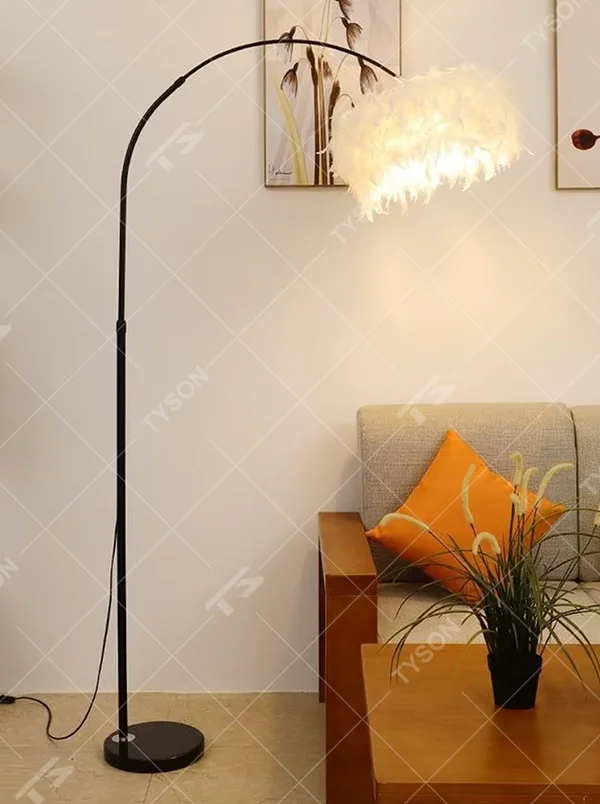 Warm healing black metal curved white feather lampshade floor lamp, black metal stand + fluffy white feather lampshade + stable black round base, soft hazy light, creating a warm healing home atmosphere.