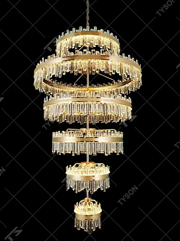Luxurious multi-layer circular gold-frame crystal chandelier, golden metal ring frame + long crystal pendants, brilliant and gorgeous lighting, creating a high-end luxurious atmosphere.