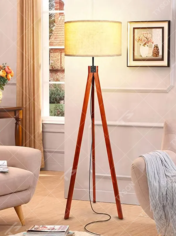 Minimalist natural-style wooden tripod floor lamp, beige fabric lampshade + metal connectors, soft and warm lighting, creating a comfortable leisure atmosphere.