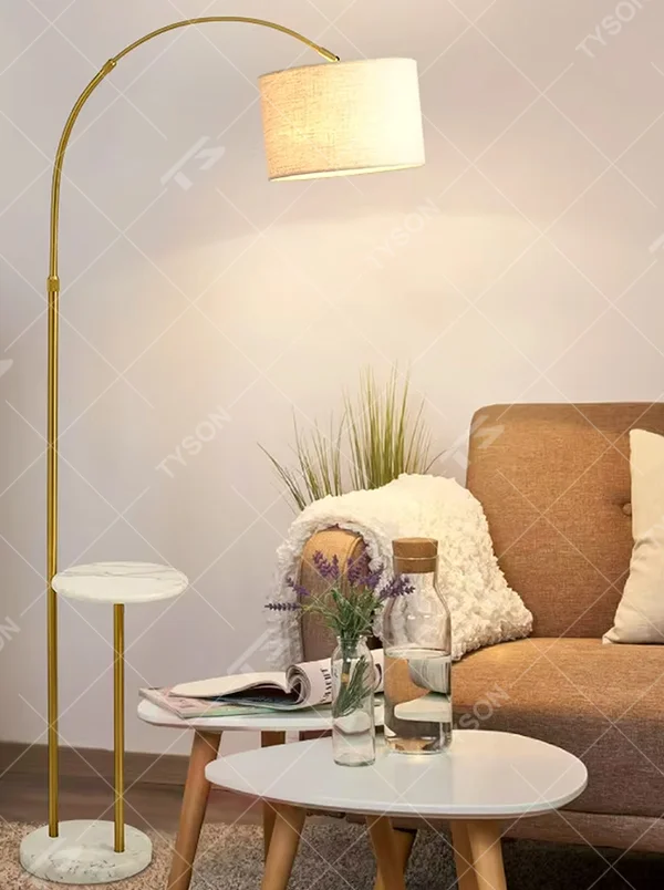Vintage light luxury black metal curved floor lamp with side table, black metal stand + brown fabric lampshade + wooden small side table, soft warm light, creating a vintage elegant home atmosphere.